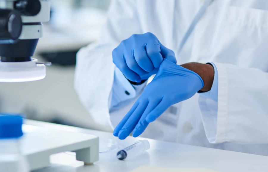 Nitrile Gloves vs Vinyl Gloves: Which is Right for You?