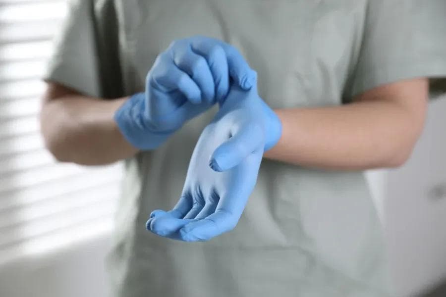 How Disposable Gloves Manufacturers Meet Global Demand Across Healthcare and Industry